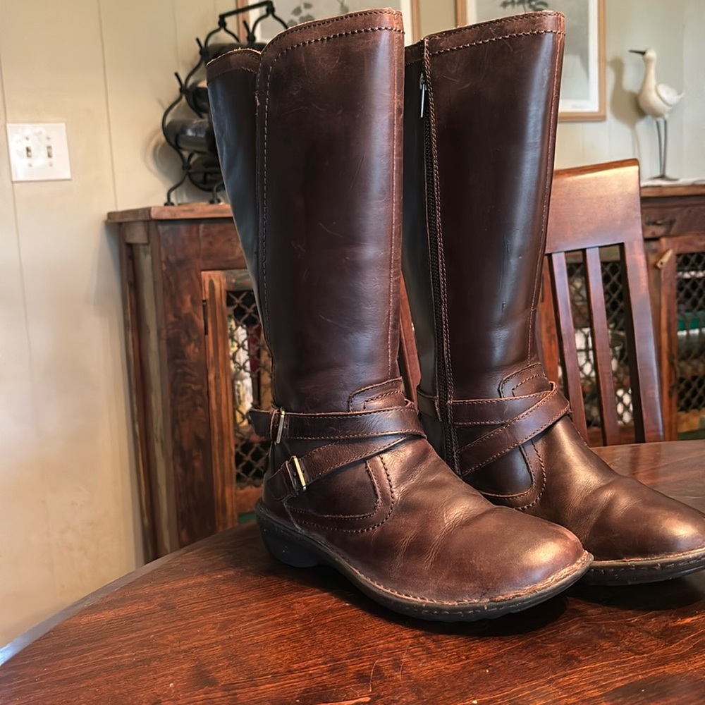 UGG Ladies sz 8 leather boots. Full zip.